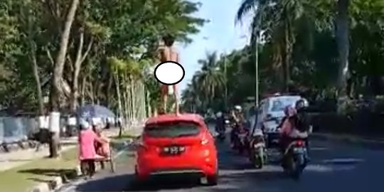 Viral Video Pria Telanjang Menari di Atap Mobil Sambil Teriak