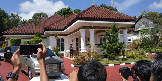 KPK Geledah Rumah Dinas Gubernur Kepri Nurdin Basirun