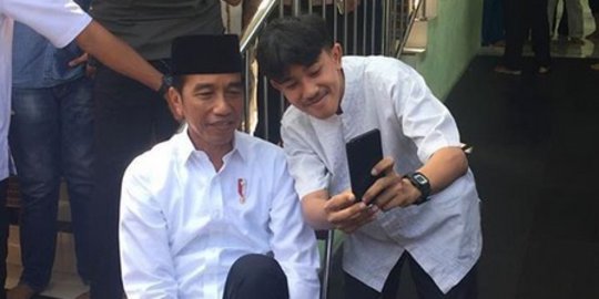 Reaksi Netizen saat Jokowi Unggah Foto Selfie Bareng Warga Usai Salat Jumat