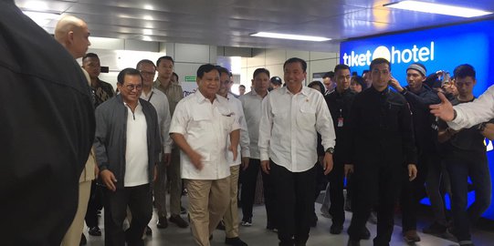 Tiba di Stasiun MRT, Prabowo Disambut Budi Gunawan dan Pramono Anung