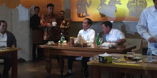 Jokowi dan Prabowo Makan Sate di FX