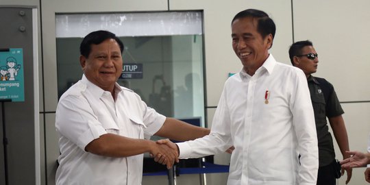 Momen Hangat Pertemuan Jokowi-Prabowo di Stasiun MRT Lebak Bulus