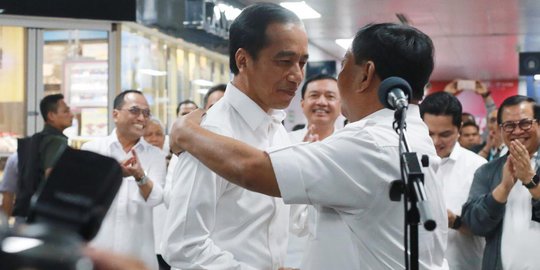 Momen Pelukan Jokowi-Prabowo yang Akhiri 'Cebong vs Kampret'