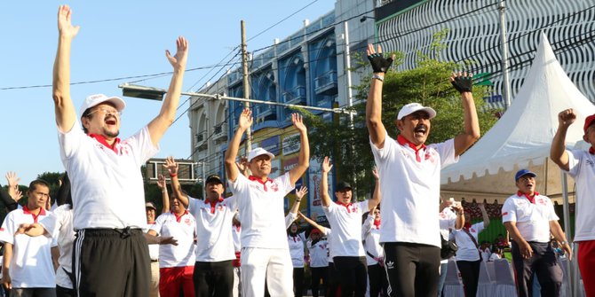 Ribuan Warga Solo Rayakan Pertemuan Jokowi Prabowo dengan Senam di CFD