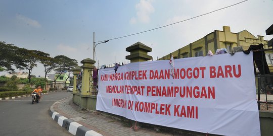 Spanduk Penolakan Bertebaran di Lokasi Penampungan Pencari Suaka di Daan Mogot