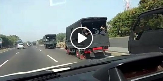 Hoaks Iring-iringan Truk TNI Angkut WN China ke  Bandung