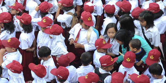 Antusias Orangtua Antar Anak Sekolah di Hari Pertama