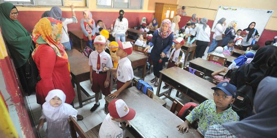 Hari Pertama Sekolah, Orang Tua Dampingi Anaknya Masuk SD