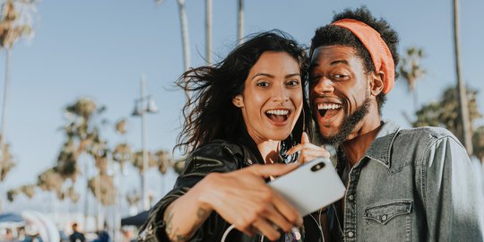 Pasangan yang Sering Selfie Bareng Lebih Rentan Berpisah, Kok Bisa?