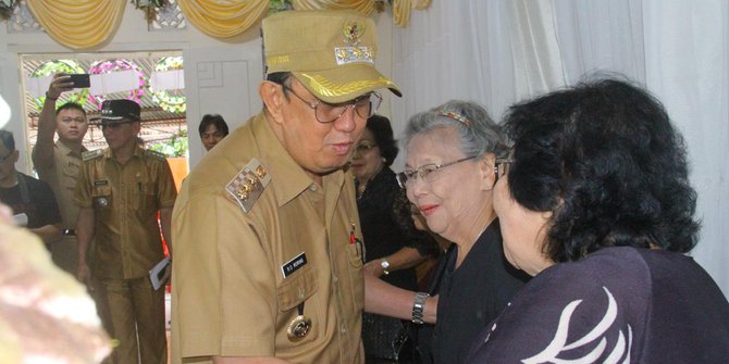 Layat Warganya yang Meninggal, Bupati Minahasa Serahkan Dana Duka