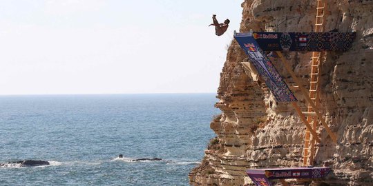 Kenekatan Para Atlet Lompat dari Tebing Raouche Rock