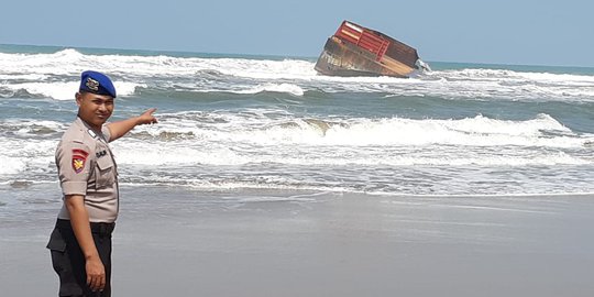 Polisi Selidiki Sebab Tumpahnya 7.000 Ton Batu Bara di Perairan Pantai Selatan