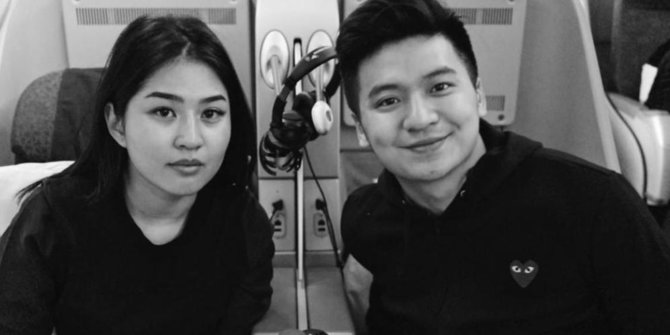 5 Potret Romantis Rius Vernandes dan Tunangannya Elwiana 