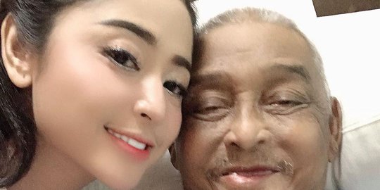 Unggah Foto dengan Mendiang Ayah, Dewi Perssik: Aku Sudah Menjalankan Amanahmu Sayang