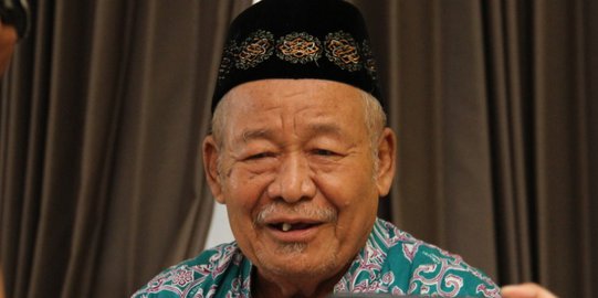 Senyum Kakek Matnazu Naik Haji Usai 22 Tahun Sisihkan Penghasilan Mengayuh Becak