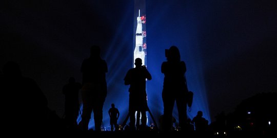 Kehebohan Warga Lihat Monumen Washington Jadi Roket Saturn V