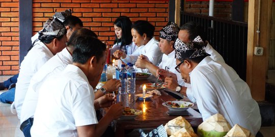 Berkunjung ke Banyuwangi, Menteri BUMN Pilih Makan di Warung Sego Tempong