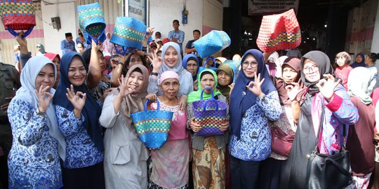 Kampanye Pengurangan Sampah Plastik, Istri Bupati Anas Bagi 500 Keranjang Belanja