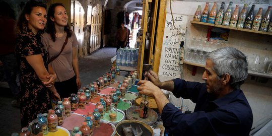 Pengrajin Palestina Buat Lukisan Pasir di Dalam Botol