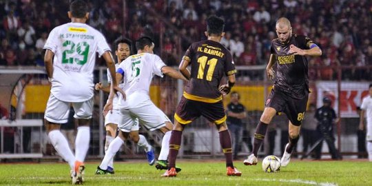 PSM Makassar Tumbangkan Persebaya Surabaya dengan Skor 2-1