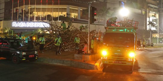 Dinas Kehutanan DKI Bongkar Bambu Getah Getih di Bundaran HI