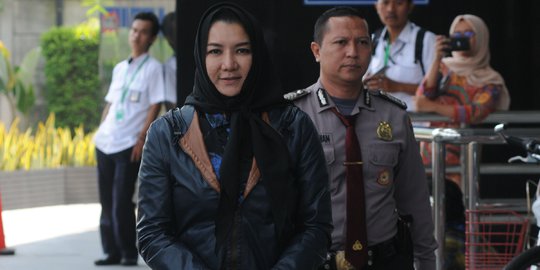 Gaya Mantan Bupati Kutai Kartanegara Saat Kembali Diperiksa KPK