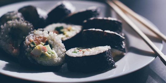 yuk, kenalan dengan jenis sushi yang populer di indonesia
