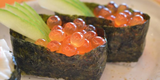 yuk, kenalan dengan jenis sushi yang populer di indonesia