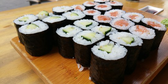 yuk, kenalan dengan jenis sushi yang populer di indonesia