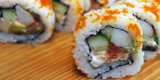 yuk, kenalan dengan jenis sushi yang populer di indonesia