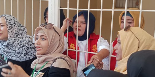 Kasus Trio Emak-emak di Karawang, Rekan Berdoa Divonis Bebas Hari Ini