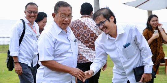 Cari Suasana Baru, Menko Darmin Gelar Rapat di Pinggir Pantai Banyuwangi