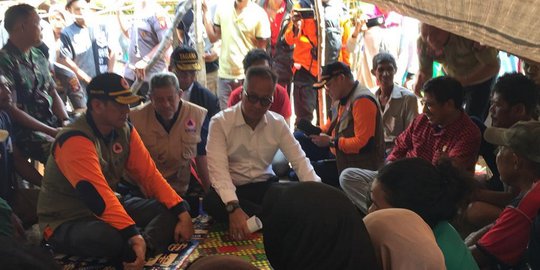 Mensos Serahkan Langsung Bantuan Rp1,3 Miliar Untuk Korban Gempa Halmahera Selatan