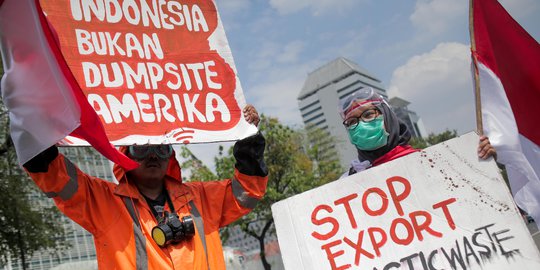 Aksi Unjuk Rasa Tolak Impor Sampah Plastik di Kedubes AS