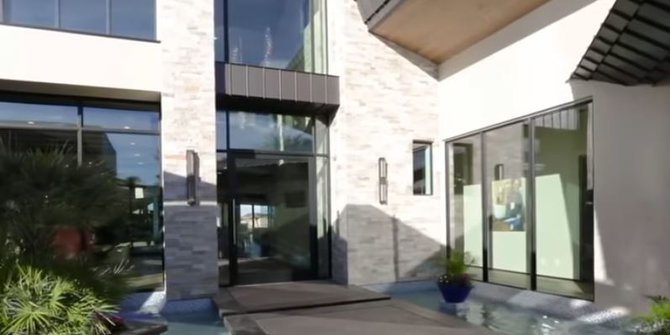 Menengok Mewahnya Rumah Para Artis Bersuami Pengusaha 