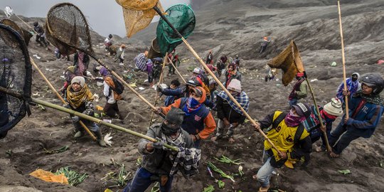 Melihat Ritual Yadnya Kasada Suku Tengger di Gunung Bromo