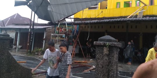 Ruko di Medan Rusak Parah Usai Diterjang Puting Beliung