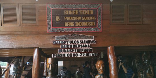 Menengok Galeri Ulos Sianipar, UMKM Binaan BI di Medan