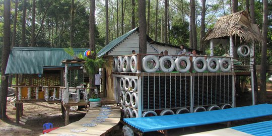 Kafe di Kamboja Ini Dibangun dari Sampah