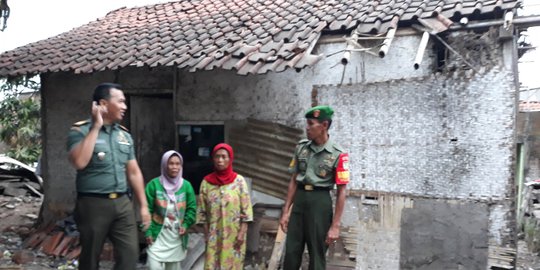 25 Tahun Huni Gubuk Reyot, Mak Aroh & Anak Cucu Dapat Hibah Tanah dari Babinsa