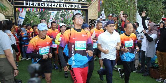 Diikuti Ratusan Pelari, Bupati Azwar Anas Lepas Banyuwangi Ijen Green Run