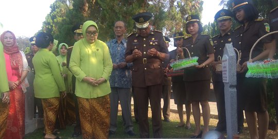 Hari Bhakti Adhyaksa Ke-59, Jaksa Agung Upacara dan Tabur Bunga di TMP Kalibata