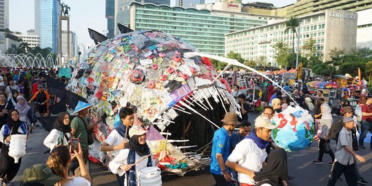 Monster Plastik Diarak Saat Pawai di CFD Jakarta