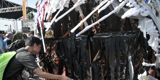 Wujud Menyeramkan Monster Plastik di Monas