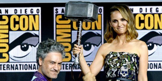 Gaya Seksi Natalie Portman Saat Pegang Palu Thor