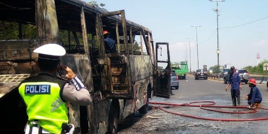Bus Jurusan Surabaya-Banyuwangi Terbakar Habis di Pintu Tol Sidoarjo