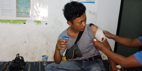 Lagi Asik Nongkrong, Dua Warga Garut Dibacok Berandalan Bermotor