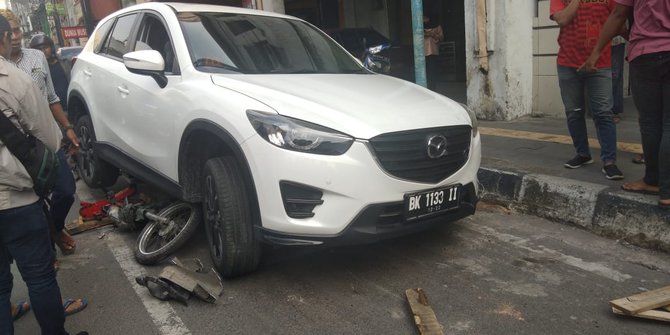 Mundur dari Parkiran, Sopir Mazda Malah Lindas Dua Pengendara Motor