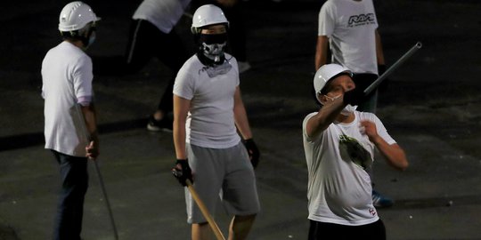 Gerombolan Diduga Preman Serang Demonstran Hong Kong di Kereta MRT