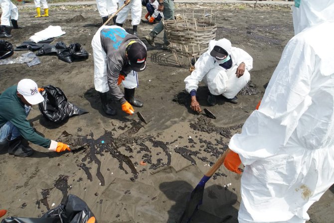 tim ahli pertamina tangani pencemaran di anjungan laut jawa